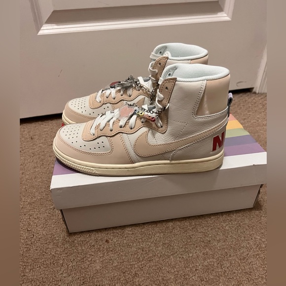 NIKE “BE TRUE” TERMINATOR HIGH BT WOMENS SIZE 7 SUMMIT WHITE/SANDDRIFT WHITE - Picture 6 of 11